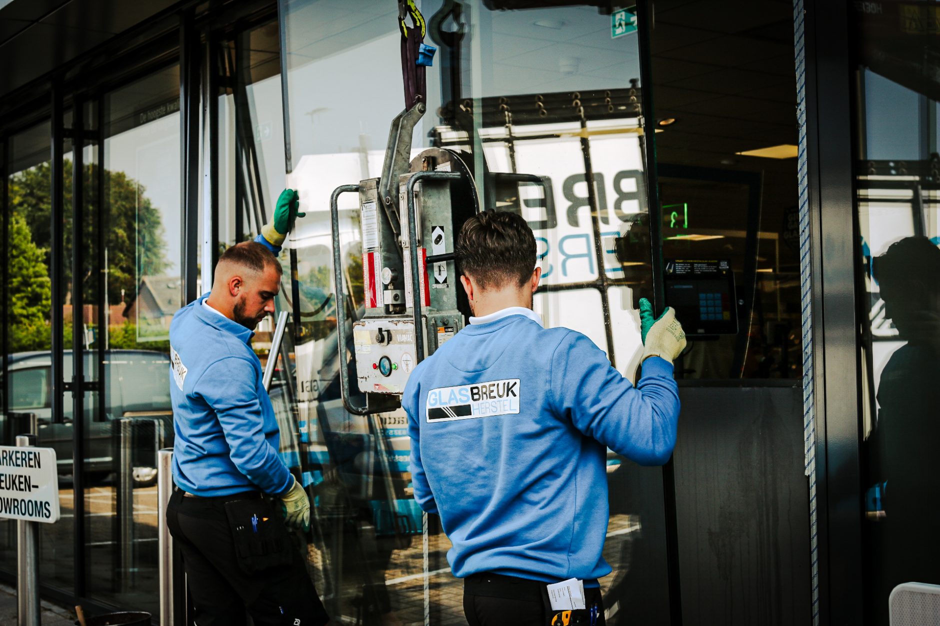 Glasschade herstellen van kapotte ruit door glaszetters